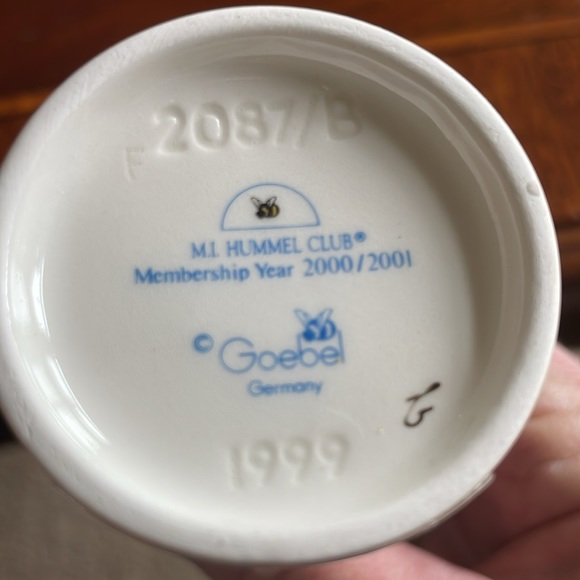 Goebel Hummel Club HONOR STUDENT #1528 Hum 2087/B - Picture 6 of 6